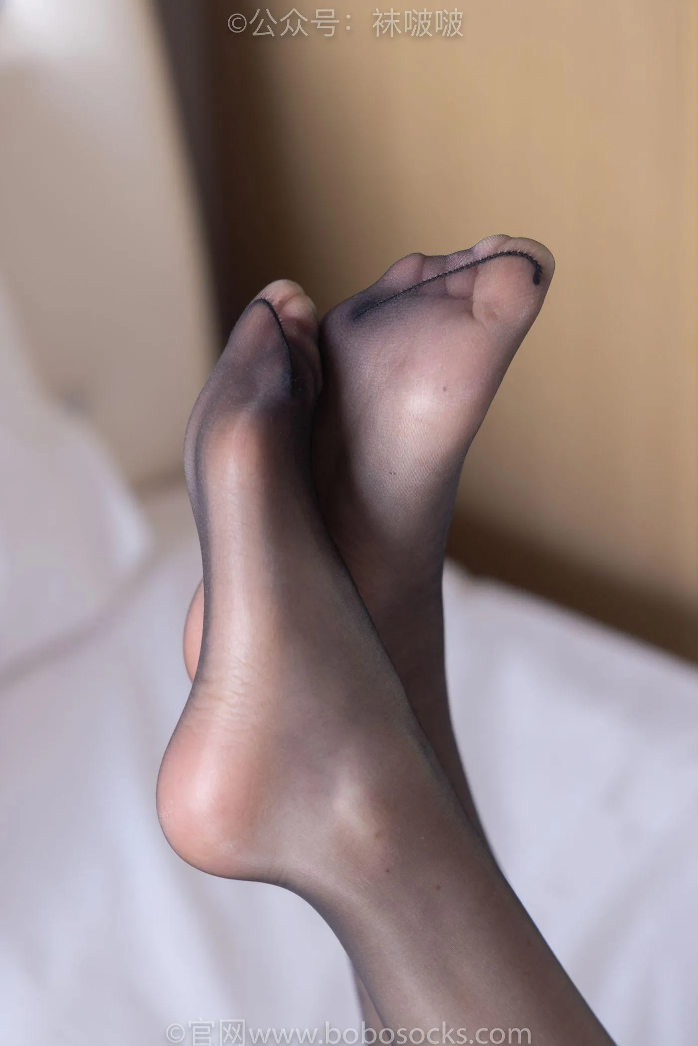 [BoBoSocks袜啵啵]NO.045 小甜豆-小魔女装、高跟凉鞋、油亮黑丝 [131P]插图4